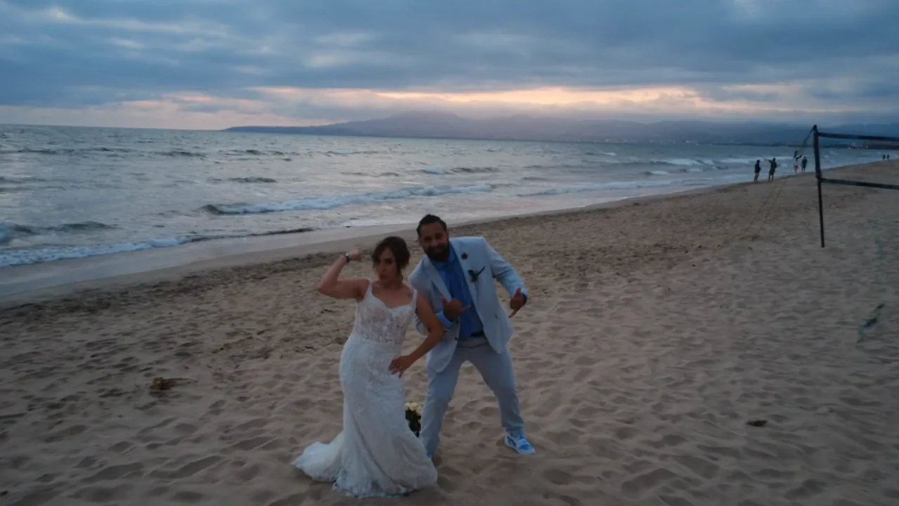 Video con dron para bodas: pareja de novios en la playa