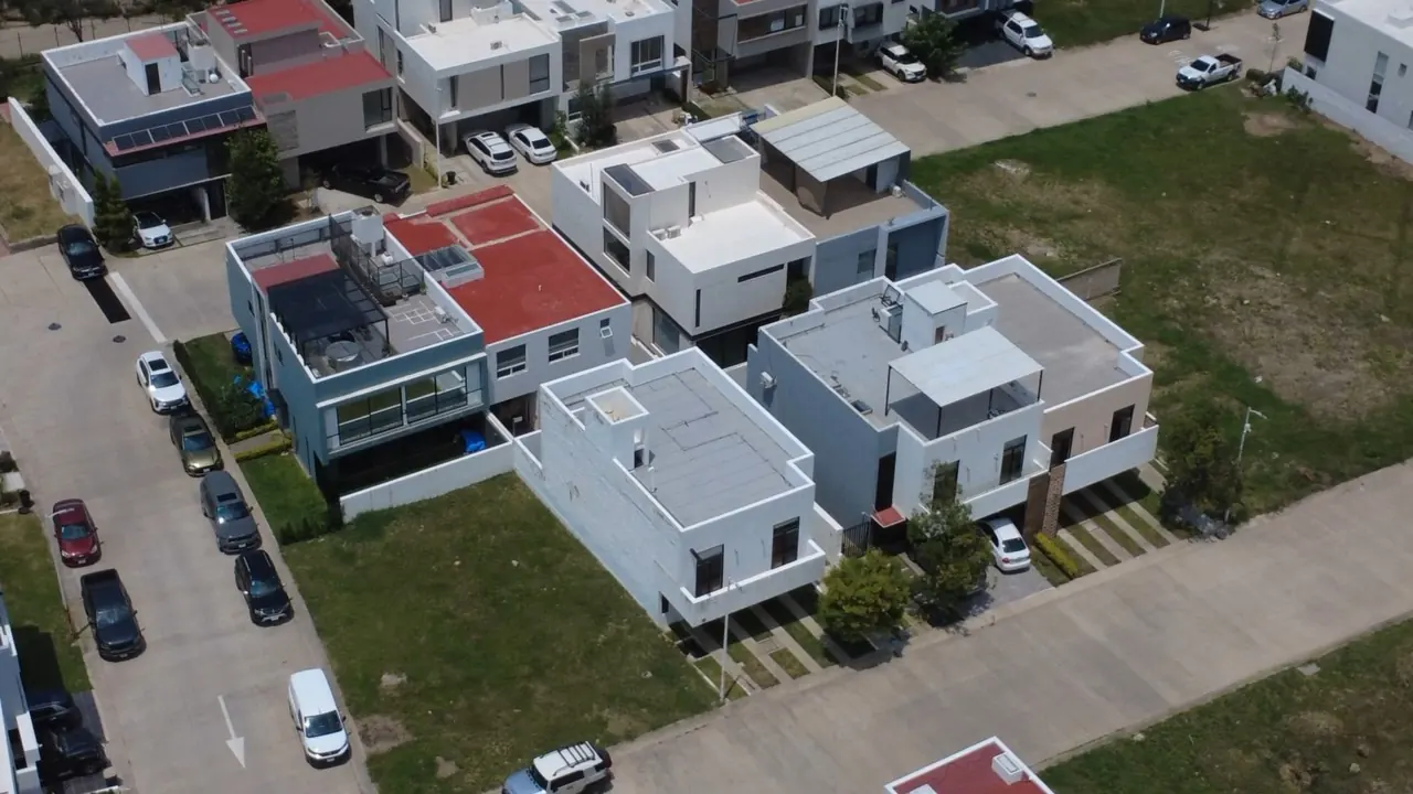 Toma aérea con dron de una zona residencial en Guadalajara